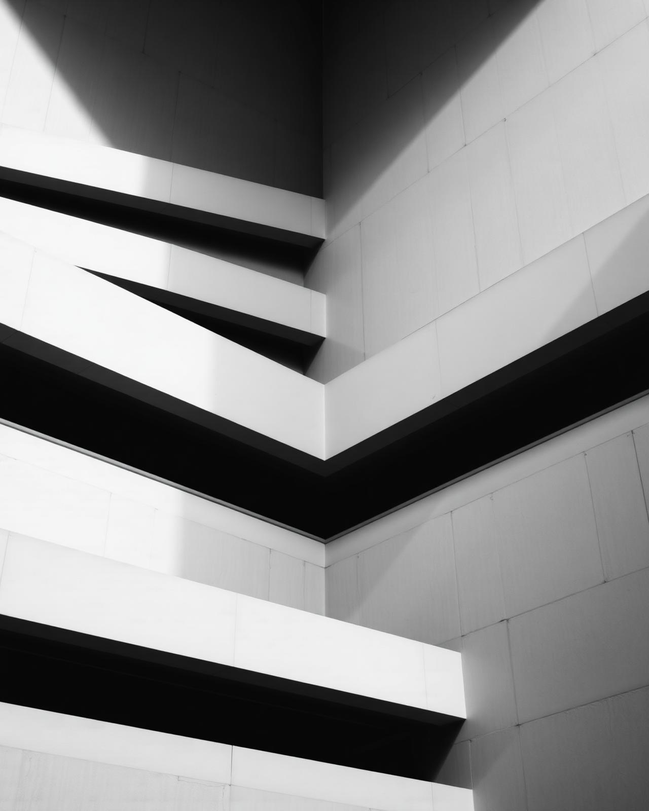 Composición arquitectónica abstracta en blanco y negro